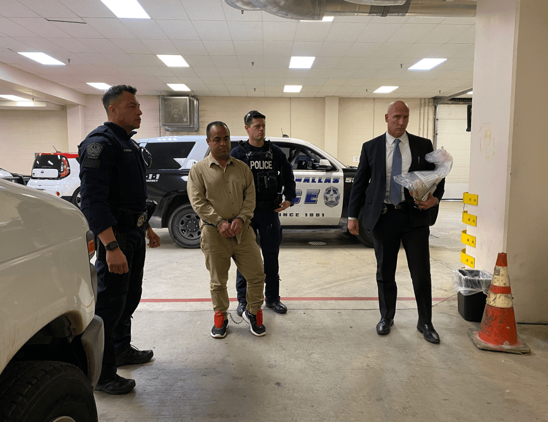 Tras estar prófugo durante 17 años fue extraditado hoy de México a Dallas