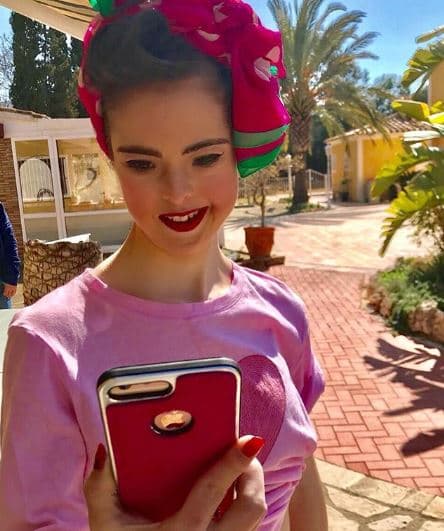 En el mismo portal, Ávila indica que esa jovencita de 14 años resultó ser hija de la coordinadora de modelos de la Fashion Week de Nueva York, quien junto a su mamá quería cumplir el sueño de Marián para desfilar en dicha pasarela.