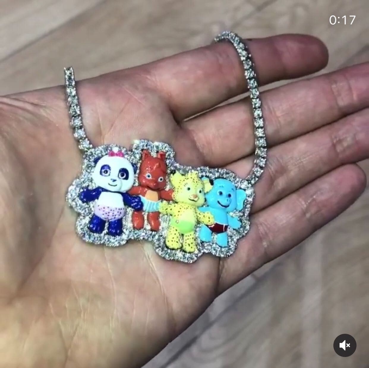 Incluso, el pasado 24 de junio 
<a href="https://www.tmz.com/2019/06/24/cardi-b-offset-kulture-birthday-bling-jewelry/"><b>TMZ</b></a> publicó una nota en la que daba a conocer que Cardi B y Offset le habían comprado a la niña un collar con los personajes de Word Party (foto), valorado en 
<b>100 mil dólares</b>, justo como regalo adelantado.