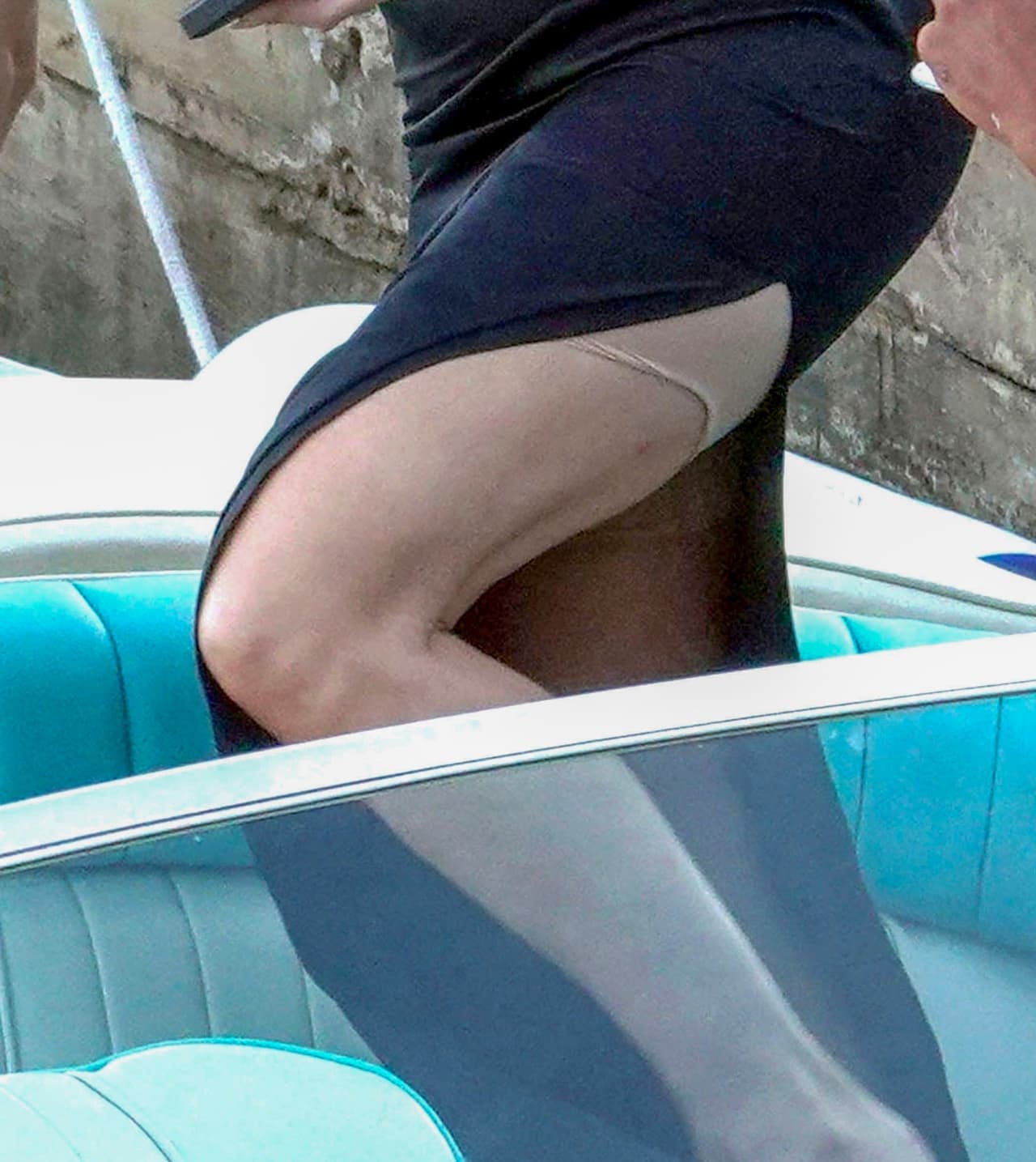 Pero no fue lo único que dejó al descubierto. En un descuido, 
<b>mostró la faja </b>que llevaba debajo de las prendas. 
<br>