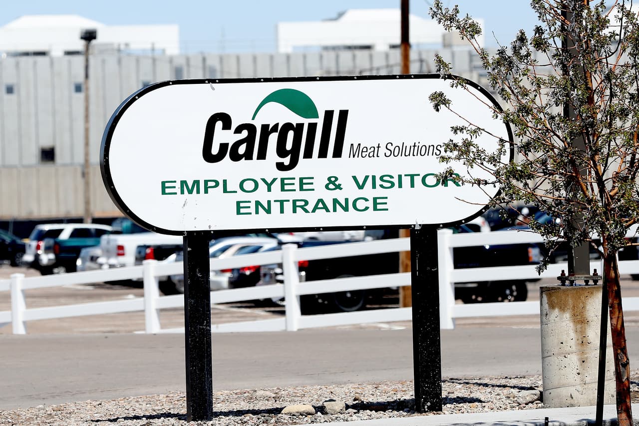 <b>Puesto 4. Familia Cargill-MacMillan.</b>
<br>
<br>• Patrimonio: 47,000 millones de dólares.
<br>
<br>• Cambio desde 2015: Subió.
<br>
<br>• Origen de la riqueza: cosméticos.
<br>
<br>La empresa se fundó en 1865 cuando W.W. Cargill inició un negocio de almacenamiento de granos en Conover, Iowa. En la actualidad, la empresa vende y comercializa alimentos y productos básicos, y ofrece gestión de riesgos financieros. Aproximadamente 90 miembros de la familia poseen el 88% de la empresa. Según Forbes, 8 de ellos son multimillonarios.
<br>