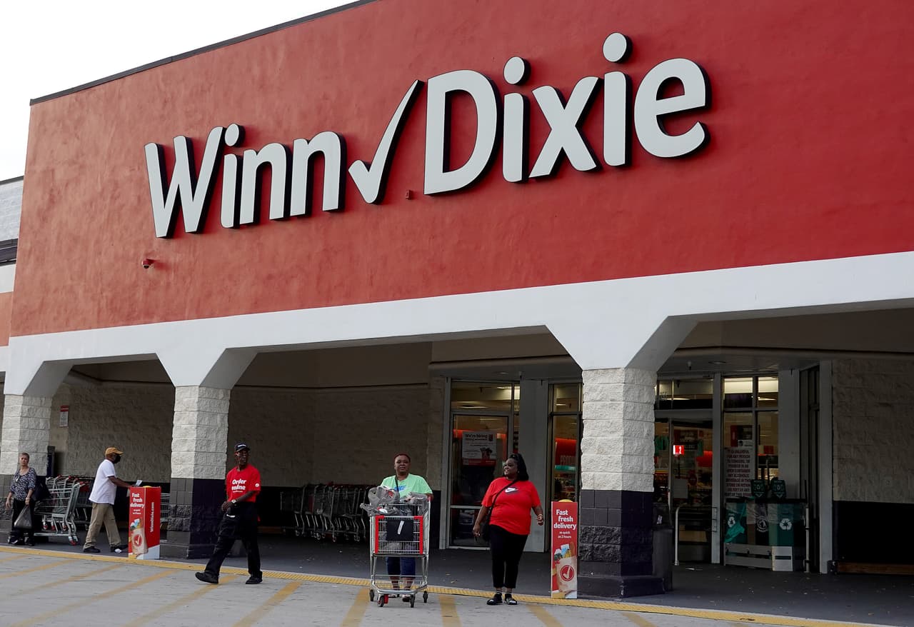 <b>Winn-Dixie</b>
<br>Cerrará durante Thanksgiving (jueves 23 de noviembre), pero abrirá en Black Friday (viernes 24 de noviembre).