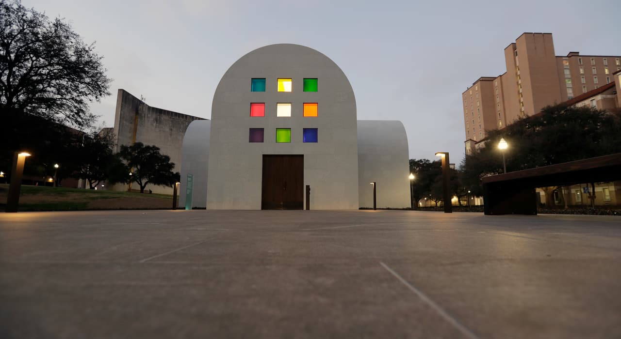 El reconocido artista Ellsworth Kelly regaló al Blanton el concepto de diseño para su obra más monumental, un edificio de piedra de 2,715 pies cuadrados con ventanas de vidrio de colores luminosos, una escultura de madera totémica y catorce paneles de mármol blanco y negro.