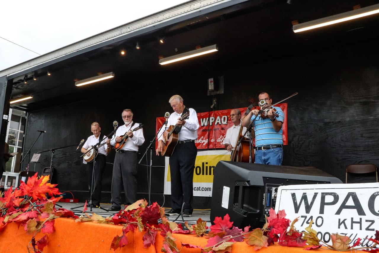 <b><a href="http://www.autumnleavesfestival.com/">Autumn Leaves Festival (14 al 16 de octubre)</a></b>. Hace más de 50 años, el Festival de las Hojas de Otoño comenzó como una forma de celebrar el final de las temporadas de cosecha de manzanas y tabaco y continúa hoy como una bienvenida a la temporada. Además de disfrutar de las impresionantes vistas de las montañas Blue Ridge, los visitantes también disfrutan de las artes y artesanías de más de 200 artesanos, "comida para el alma" que incluye panecillos de jamón, col rizada, pan de maíz y barbacoa y, por supuesto, auténtica música bluegrass de antaño de músicos locales en el escenario del centro.