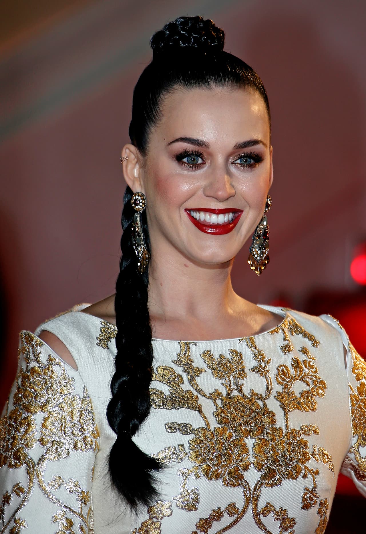 Gathercole creó el atuendo dorado que Katy Perry llevó en el video 'Dark Horse'.