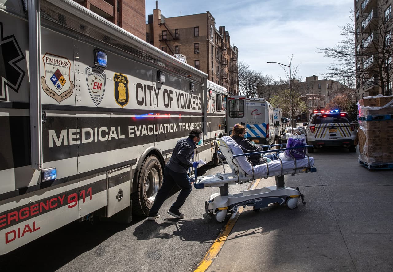 El traslado de uno de los pacientes desde la Unidad de Transporte de Evacuación Médica al interior del Centro Médico Montefiore, en el Bronx. El primer caso de covid-19 fue reportado en Nueva York el 1 de marzo, el 10 de abril ya había más de 7,000 fallecidos en el estado.