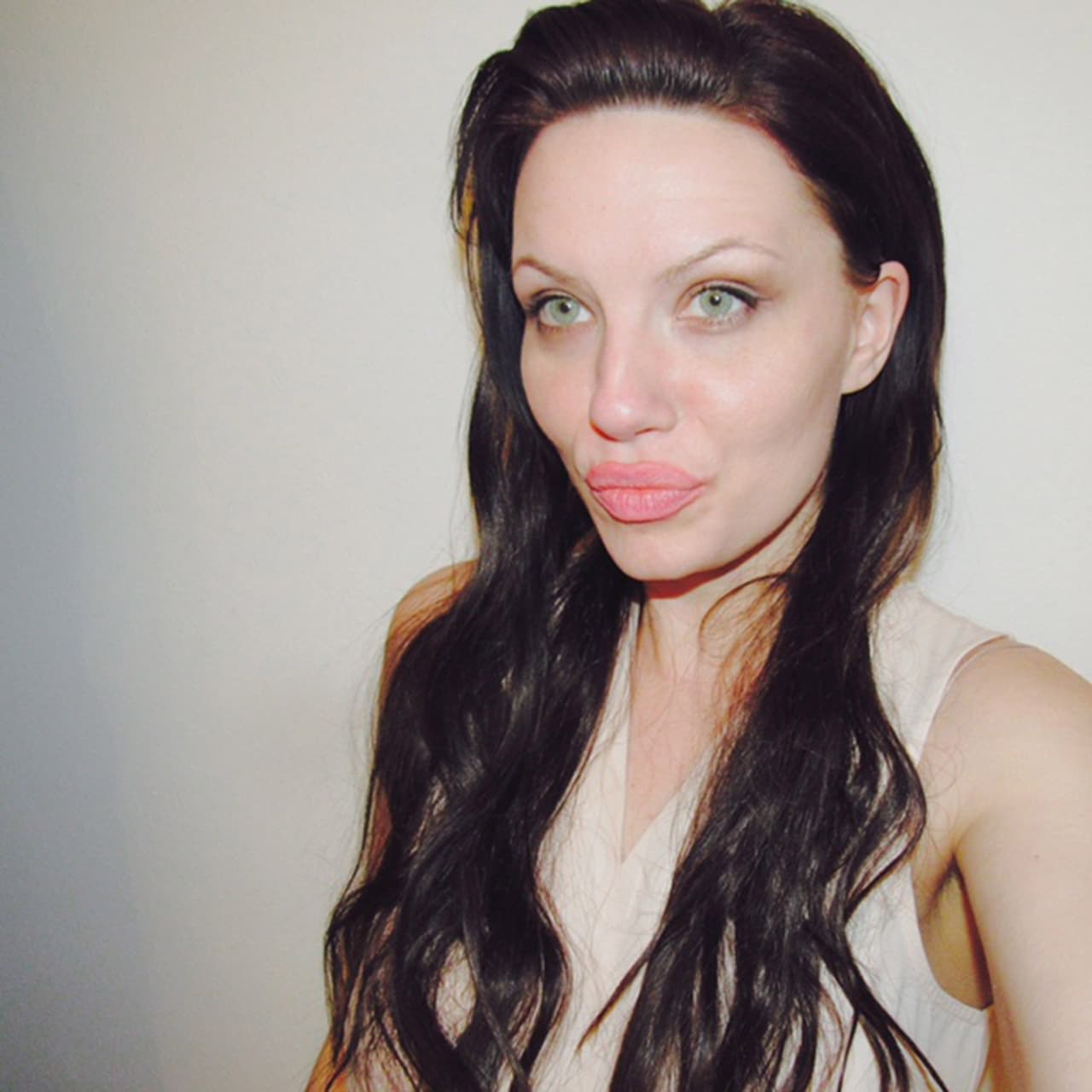 Mira más imágenes de Melissa a continuación y juzga por tu cuenta si se parece o no a Jolie.