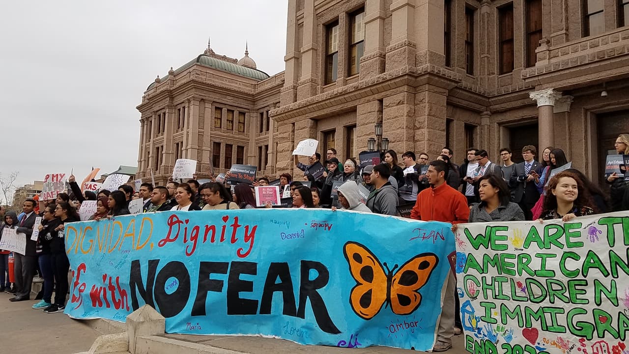 ¿De qué trata la propuesta de ley SB4 presentada en Texas y cómo afectaría a la comunidad inmigrante de ser aprobada?