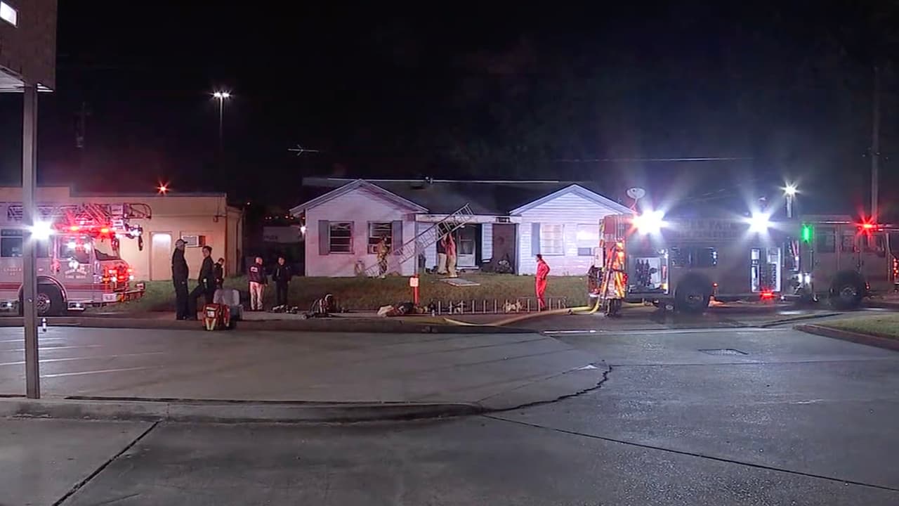 Bomberos que estuvieron trabajando en el incendio dijeron que habían muchas cosas dentro de la casa y presumen que la víctima pudiera ser una 
<a href="https://www.univision.com/local/fresno-kftv/mujer-de-90-anos-sufre-desalojo-con-maquinaria-pesada-por-acumular-objetos-y-basura-durante-anos">acumuladora</a> de objetos.