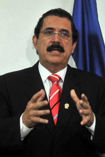 Mientras tanto, un juez hondureño ordenó mantener abiertos los juicios por corrupción contra Zelaya también mandó a que se suspendan las órdenes de captura en su contra.