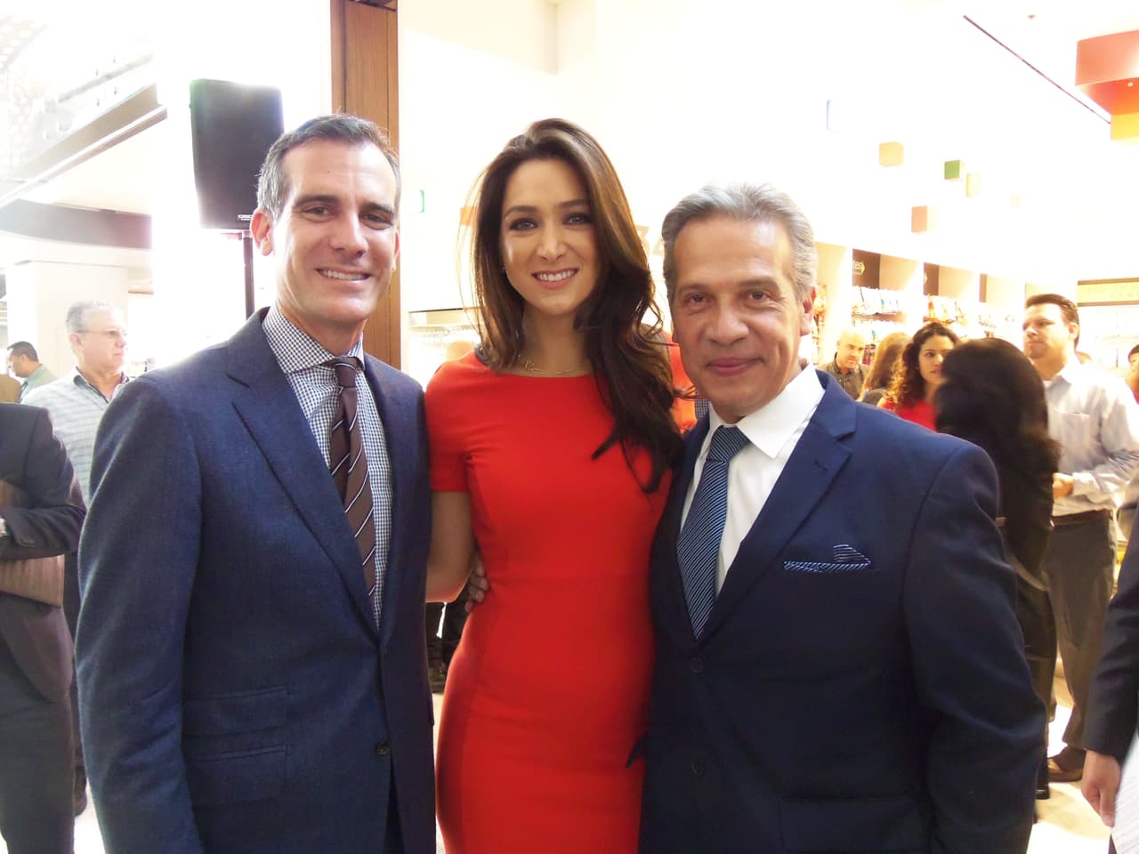 Así se festejó la inauguración de la tienda de Univision en LAX