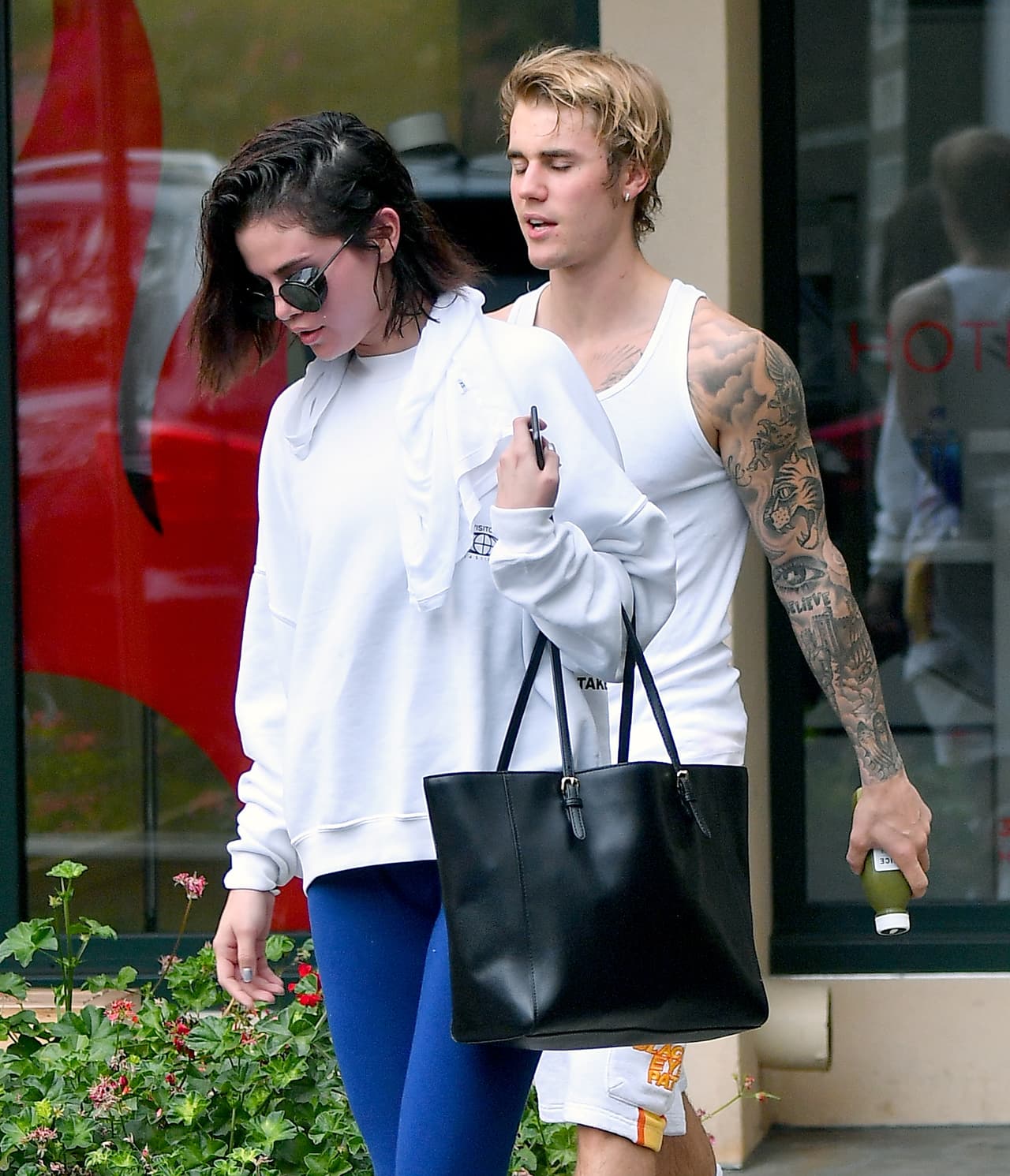 Supuestos amigos de Selena Gomez y Justin Bieber aseguran que la pareja sigue tan enamorada como el primer día.