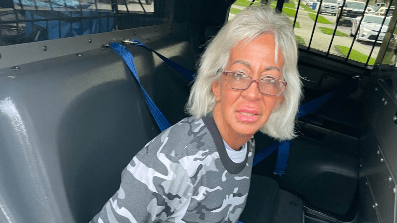 Oficiales realizaron una parada de tráfico en la cuadra 21600 de Kuykendahl Road, en la ciudad de Spring, donde James estaba en su vehículo. Durante la investigación, los oficiales hallaron múltiples drogas ilegales, incluyendo cocaína en crack, metanfetamina, oxicodona, Xanax, hidrocodona, clonazepam y diazepam, dice el comunicado de las autoridades.