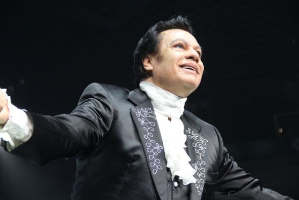 El Divo de Juárez, Juan Gabriel, hizo retumbar Phoenix con su música, su voz y sus bailes, enloqueciendo a miles de fans que llenaron el US Airways Center. Con un "¡Viva México!", Juanga arrancó su gira de conciertos del tour "Volver" ante un auditorio repleto que respondió con la misma pasión. Este ícono mexicano deleitó al público con sus grandes éxitos como "Querida", "El Noa Noa", "Inocente pobre amigo," y "Amor Eterno" entre muchos otros. El cantante se entregó por entero a sus seguidores, quienes cantaron, bailaron, lloraron y hasta aprovecharon para tomarse una selfie en un espectáculo que fue divertido y emotivo a la vez.