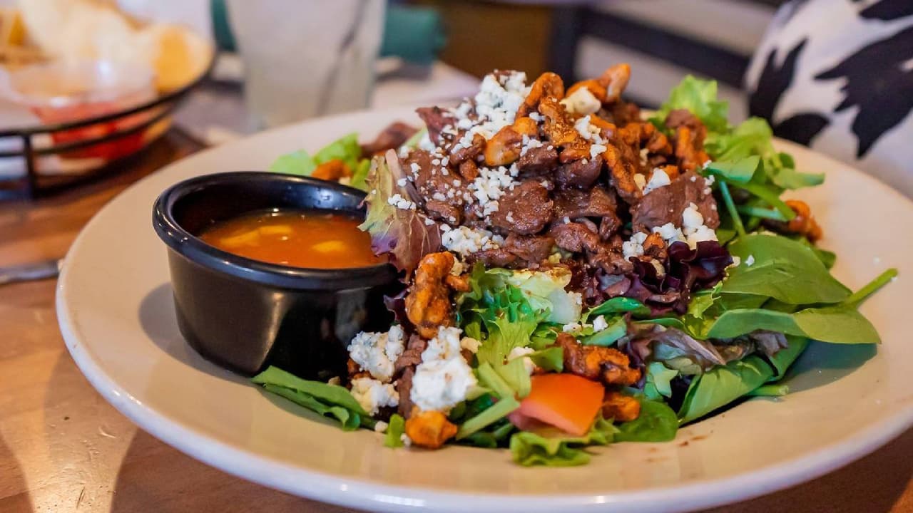 <b>Cocina Madrigal (Phoenix)</b>
<br>En 2022 ocupó el puesto número 1 de los 100 mejores restaurantes en el país; actualmente es el
<b>lugar 57</b>. Es propiedad de Leo Madrigal, quien aprendió a cocinar con su abuela en México, y ha convertido a su restaurante en un destino popular al sur de Phoenix.