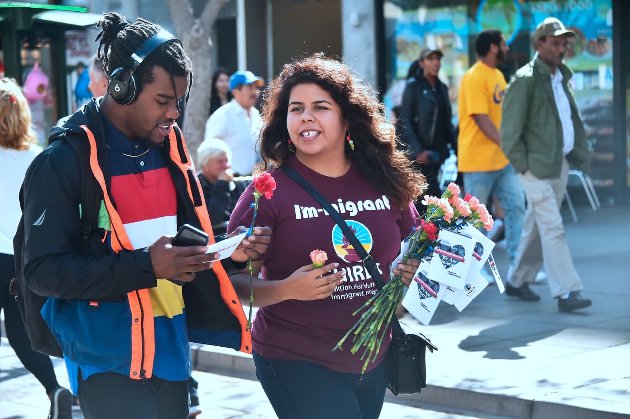 Casi todos los hijos de los participantes eran ciudadanos o protegidos por DACA. "Por lo tanto, a pesar de que los adolescentes hispanos han crecido en Estados Unidos y están aquí legalmente, aún
<b> enfrentan riesgos graves para su salud y bienestar</b>", concluye la coautora del estudio Elizabeth Vaquera, directora del Instituto de Liderazgo Hispano de Cisneros en la Universidad George Washington (GW).