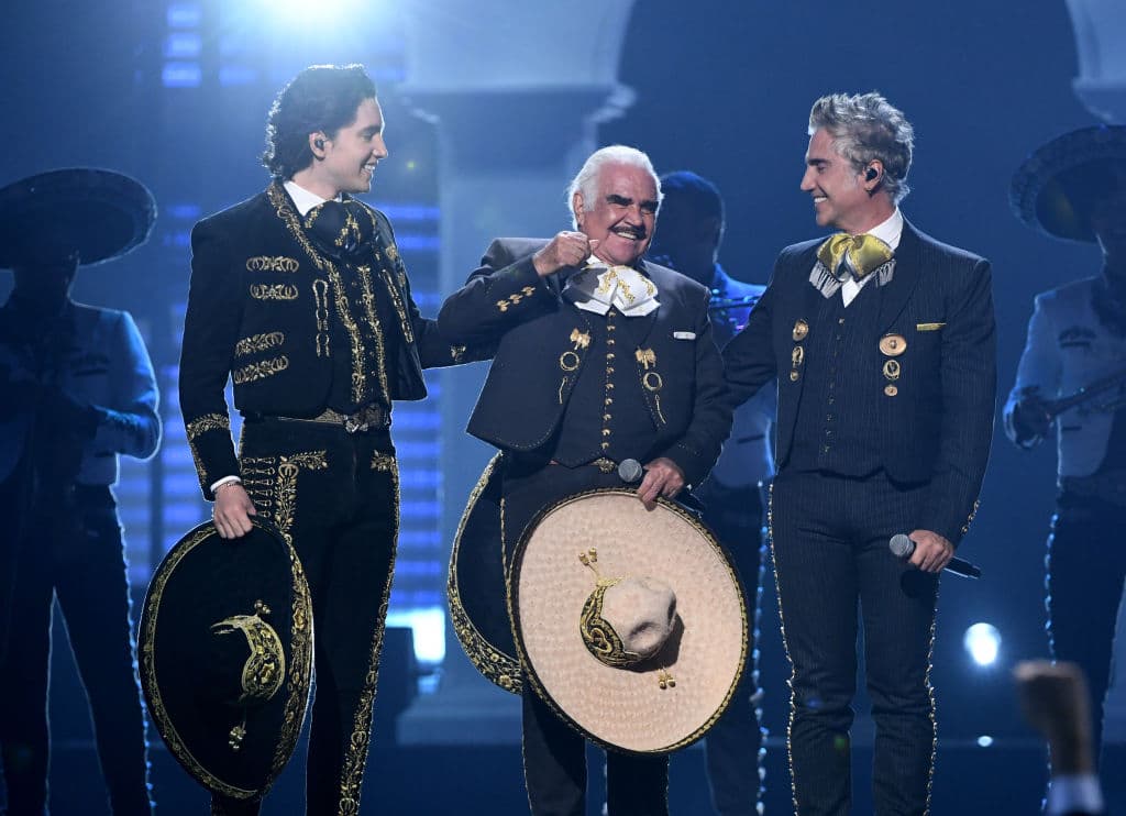 Pero el momento que más erizó a los espectadores fue muy mexicano. Las tres generaciones de cantantes de los 
<b>Fernández</b> se subieron al escenario y estremecieron con sus voces.