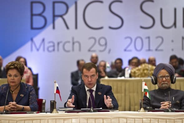 Los emergentes, cuyo crecimiento ha acusado el impacto de la crisis de la deuda en Europa, arremetieron contra las políticas monetarias de la Reserva Federal estadounidense y del Banco Central Europeo para recapitalizar a los bancos, que han provocado un "exceso de liquidez" que provoca flujos de capital volátil en sus economías.