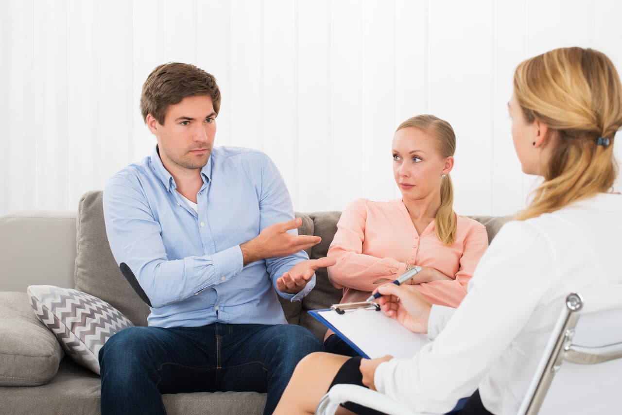 Todas las familias han tenido problemas en mayor o menor grado. Es bastante común que los hermanos se peleen, que los papás se enojen y dejen de hablarse o que lo que reine en la casa sean los problemas, gritos y hasta insultos.