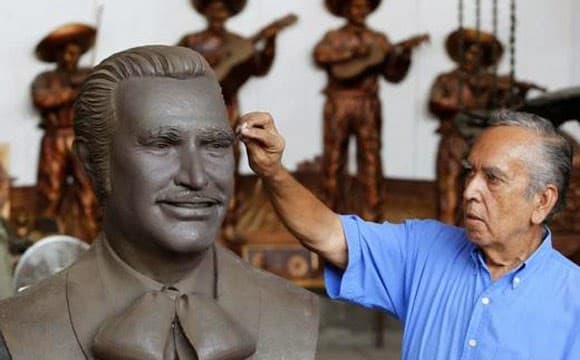 Cabe recordar que no muy lejos de Huentitán, en Tlaquepaque, Jalisco se instalaron una serie de bustos de cantantes mexicanos del regional mexicano, pero mucha gente pidió que la figura de Vicente no se pusiera por "falta de méritos".