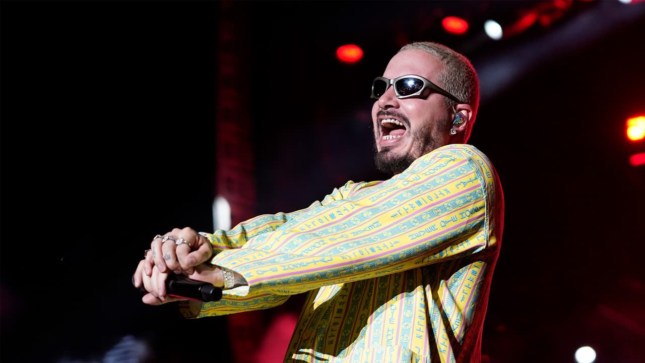 Uno de los más esperados definitiovamente fue 
<b>J Balvin</b>, cuya presentación llenó las expectativas de los asistentes. Los aficionados respondieron al entusiasmo del intérprete de 
<b><i>Mi Gente y Equis</i></b>.