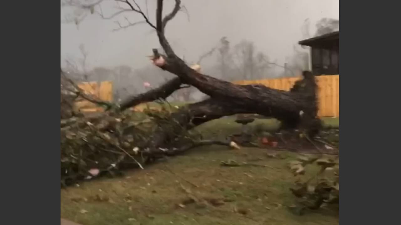 César Villaseñor es residente de Pelham, Alabama, y pudo grabar las imágenes dramáticas mientras recorría la zona en medio de la tormenta. Más imágenes aquí.