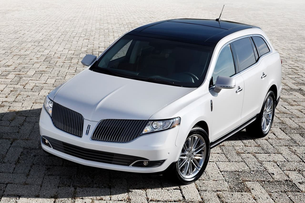 <h3 class="cms-H3-H3"><b>Lincoln MKT 2019 | 329 unidades</b></h3>
<br>
<br>Lincoln cambió su portafolio por completo. Primero se deshizo de sus sedanes y luego reemplazó sus camionetas por modelos totalmente renovados. Similar a como sucedió con otros vehículos en esta lista, aunque los clientes tenían la opción de comprar el modelo de nueva generación, algunos terminaron adquiriendo el descontinuado. En el caso de la MKT, esto sucedió 329 ocasiones durante 2020.
<br>