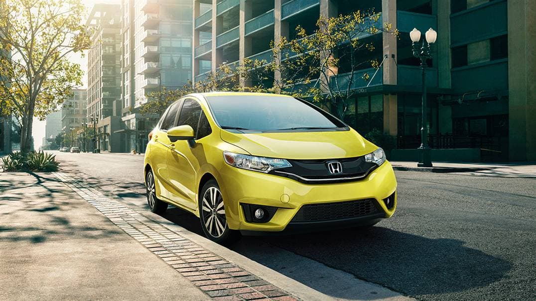 Mejor sub-compacto: Honda Fit 2016. El pequeño Honda es económico, maneja bien y tiene un espacio interior sorprendentemente amplio. Nunca sentirás estar haciendo sacrificios tras el volante de este pequeño gigante.