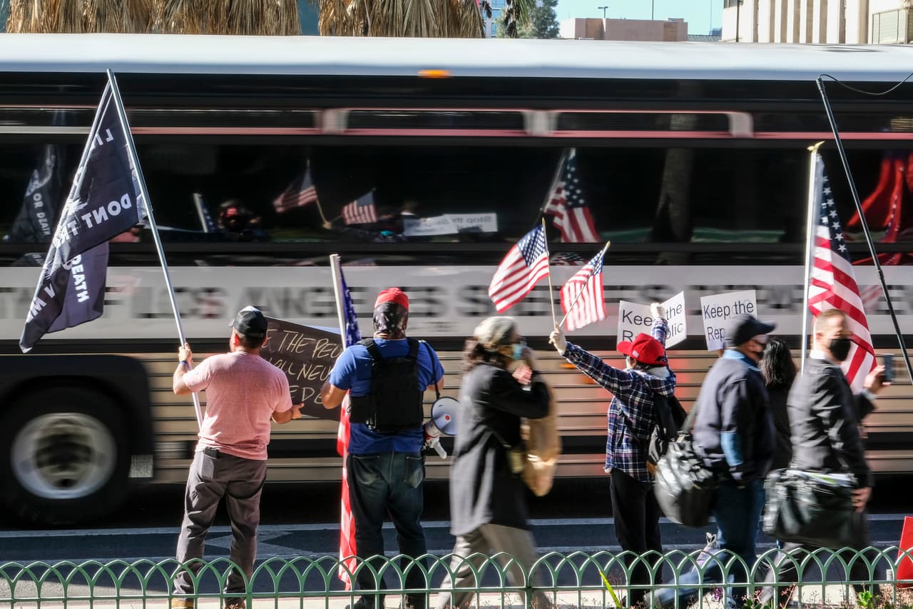 Los partidarios de Trump, alimentados por afirmaciones sin evidencia de fraude electoral, protestaron por la certificación esperada de la victoria de Joe Biden en la Casa Blanca por parte del Congreso de los Estados Unidos el 6 de enero.