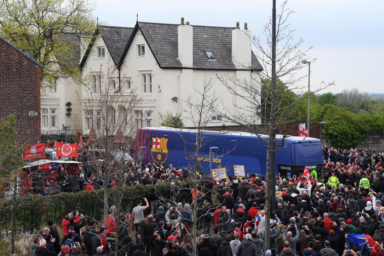 Con bengalas, bunfanas, playeras y banderas, los aficionados del Liverpool y algunos del Barcelona prendieron la fiesta en las cercanías de Anfield para lo que será una Semifinal de Champions League memorable luego del 3-0 en el Camp Nou la semana pasada.