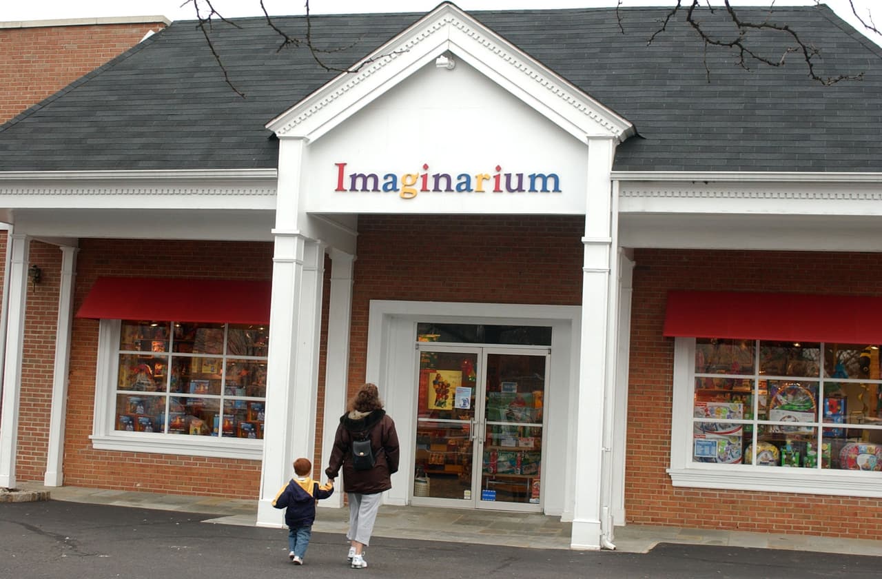 <b>Imaginarium</b> anunció en el 2003 sus planes para cerrar 182 tiendas dejando a 3,800 personas sin trabajo.