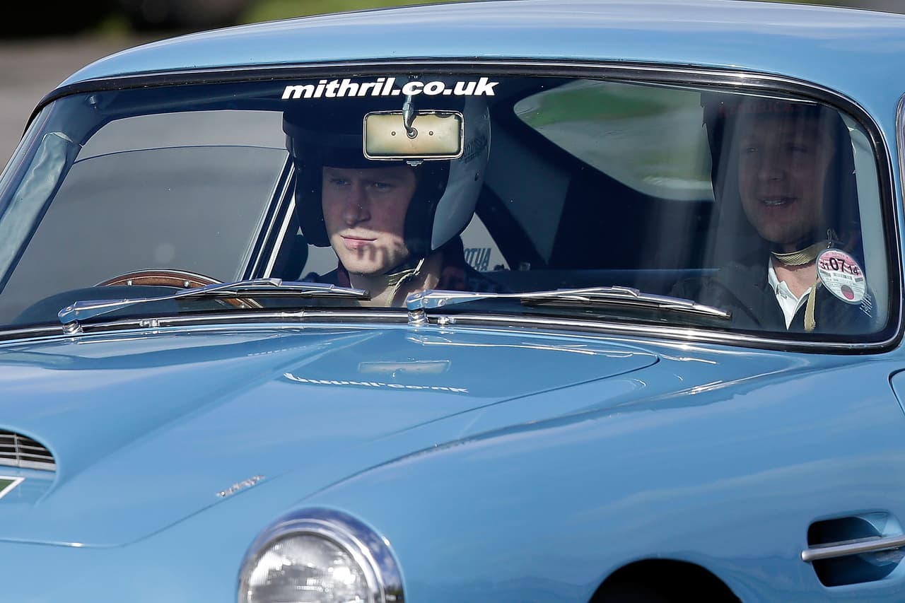 Harry tiene mucha experiencia con la conducción a alta velocidad y
<b>sabe qué hacer en una pista</b>, aún cuando está sentado detrás del volante de una reliquia histórica como el Aston Martin DB4.
