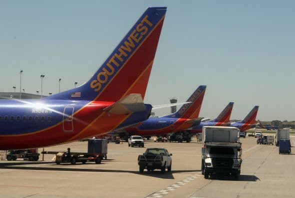 1 Southwest. Dos piezas de equipaje, sin costo alguno. Y eso incluye transporte de mercancías voluminosas, tales como palos de golf y esquí.