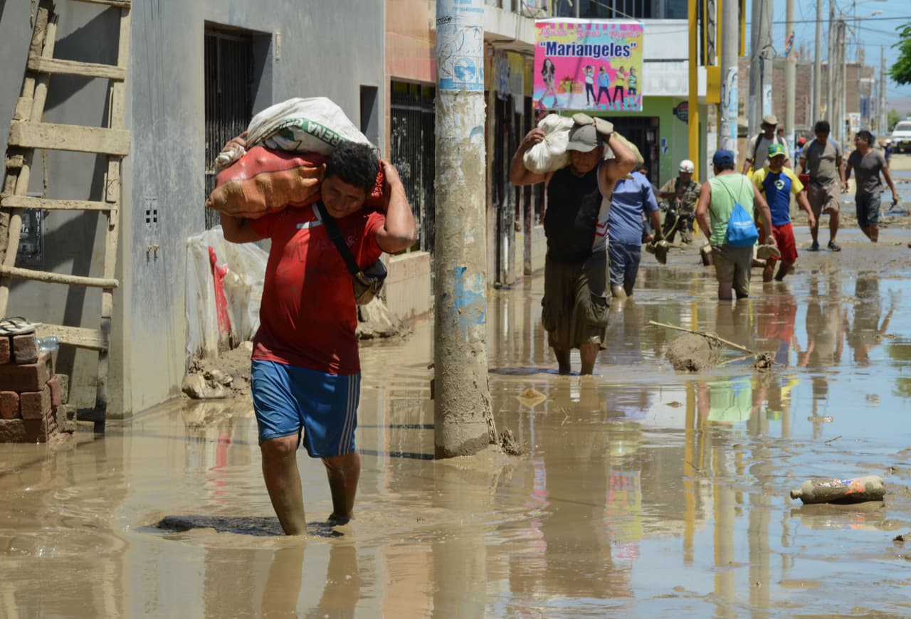 Residentes de Huarmey, al norte de Lima recatan sus pertenecías luego de la inundación. 19 de marzo de 2017.