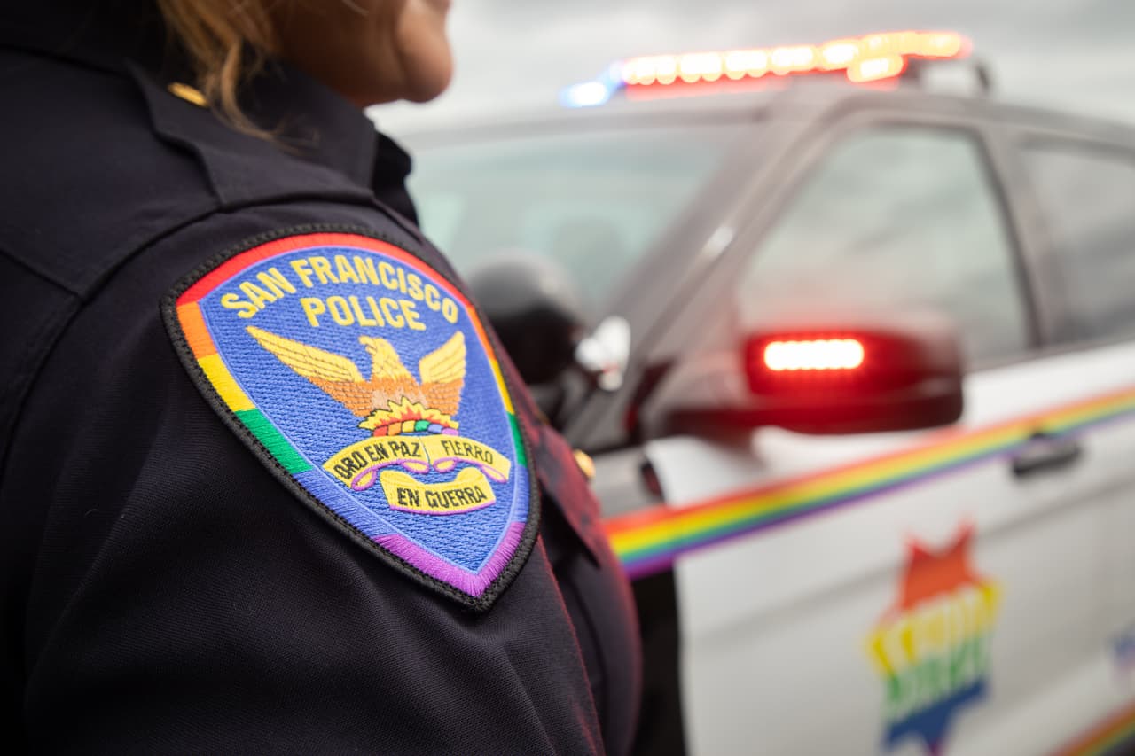 Oficiales del Departamento de Policía de San Francisco están celebrando el mes de junio apoyando a la comunidad LGBTQ, recaudando fondos para los jóvenes desamparados.