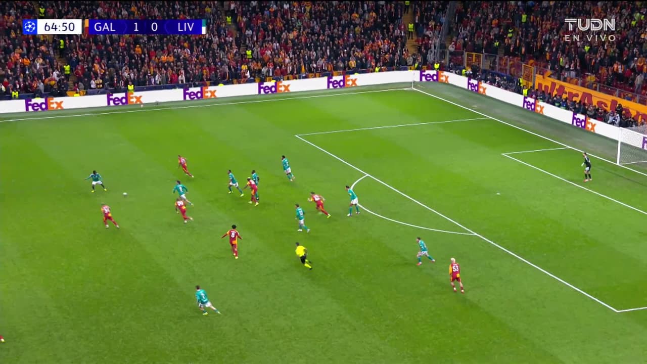 ¡TIRO ATAJADO! disparo por Hugo Ekitiké.