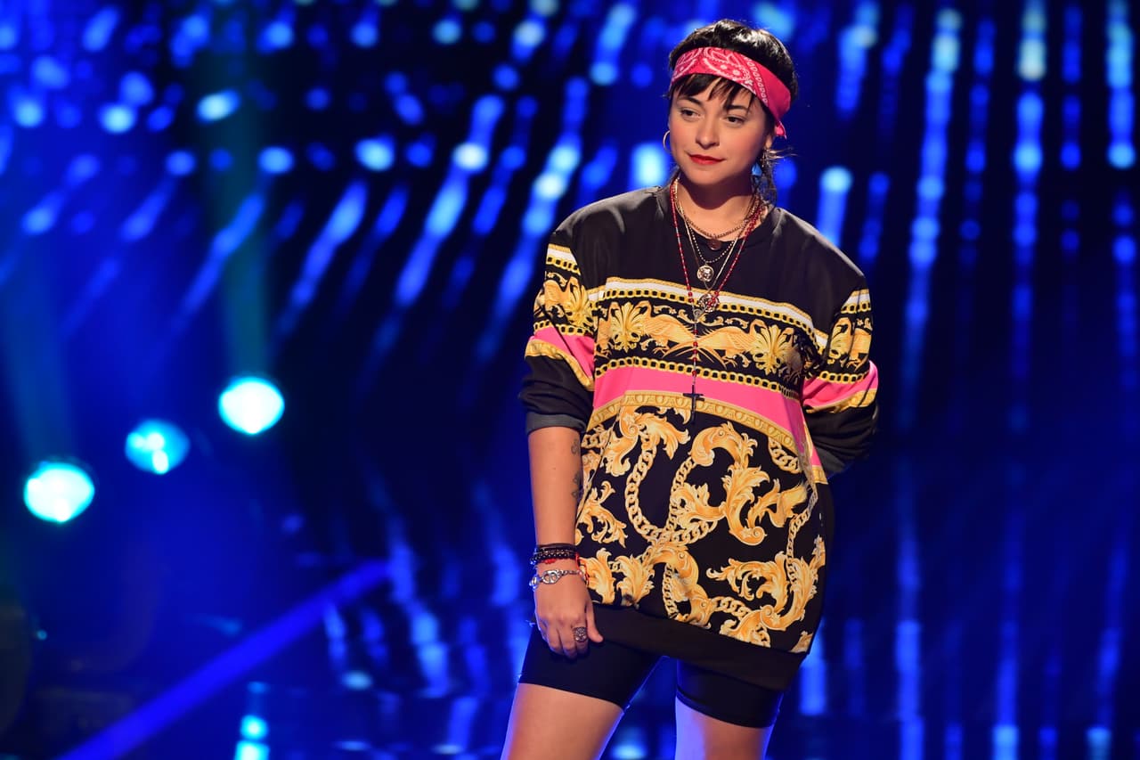 Cantó el tema 'Me muero' de la Quinta Estación.