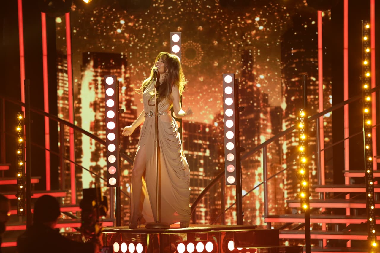 La estrella mexicana conquistó a las bellas y al público con una magistral interpretación de su nuevo sencillo ‘Vuélveme a querer’.