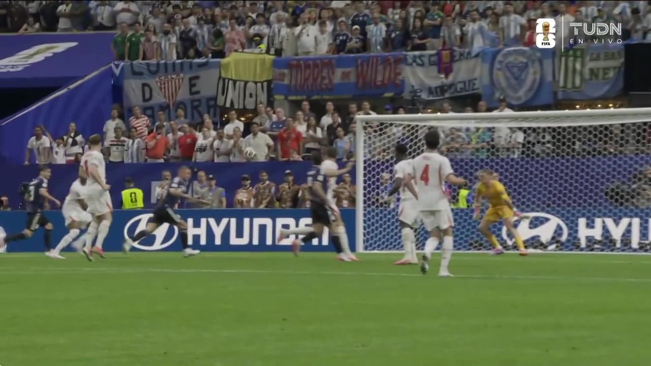 ¡NO TE LO CREO! El poste salva a Inglaterra, era un golazo de Mac Allister