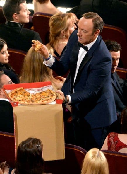 Hasta Kevin Spacey ayudó en la ebtrega de su pizza para sus colegas. ¡La verdad que se veía exquisita!
