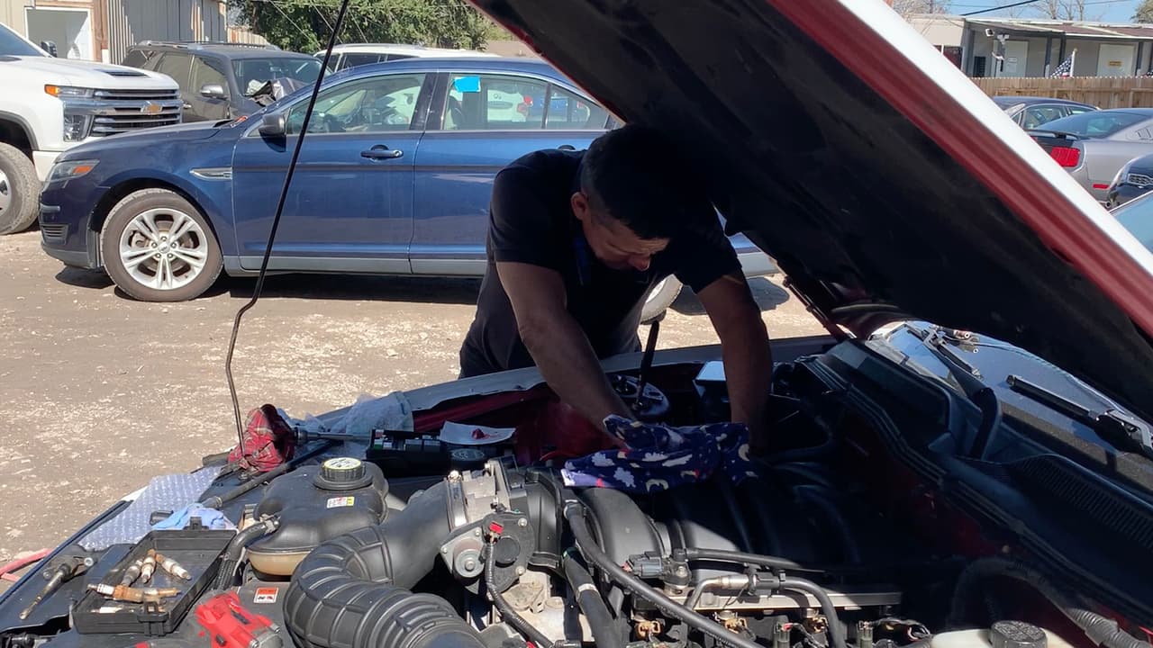 “Los vehículos de nueva generación ya vienen equipados con un sistema de ‘full injection’ que hace que la misma computadora del automóvil deposita aire y gasolina a la máquina para su eficiente funcionamiento”, explicó.