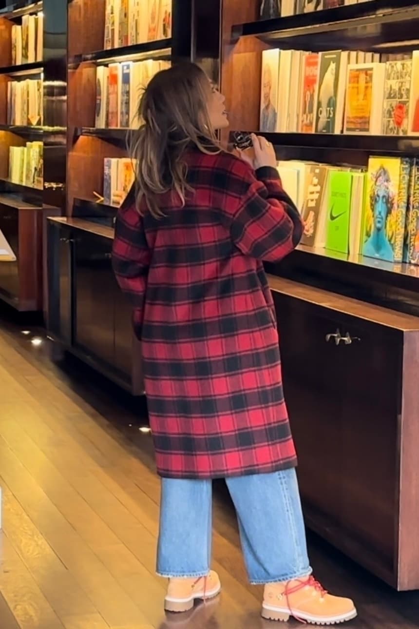 Y al día siguiente la estrella de la música optó por un estilo navideño para, informa Daily Mail, continuar con sus compras en solitario en una librería de Beverly Hills. 
<br>