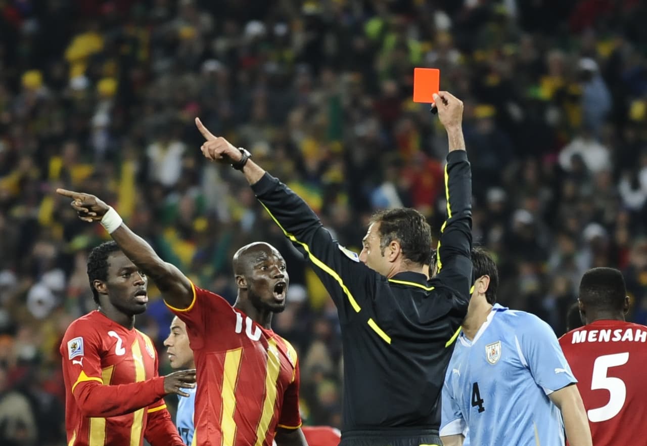 El juez le mostró la tarjeta roja a Suárez y determinó penalti a favor de Ghana justo en el último minuto.