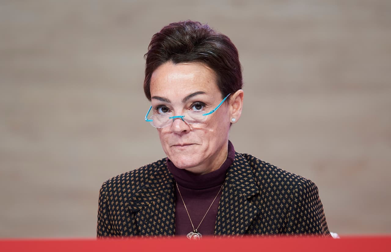 <b>Sol Daurella</b>, (en la foto) ocupa el puesto 1,580 de la lista general. Su fuente de riqueza proviene de una embotelladora de refrescos.
<br>
<br>
<b>María Helena Moraes Scripilliti</b>, ocupa el puesto 1,664 de la lista general. Su fuente de riqueza es diversificada y tiene un patrimonio total de 1,900 millones de dólares. Su ciudadanía es brasileña.
<br>
<br>
<b>Patricia Angelini Rossi</b>, ocupa el puesto 1931 de la lista general. Su fuente de riqueza es la minería. Tiene un patrimonio total de 1,600 millones de dólares y es chilena.
<br>
<br>
<b>Elena Revoredo</b>, ocupa el puesto 2,035 de la lista general. Su riqueza proviene de los servicios de seguridad. Tiene un patrimonio total de 1,500 millones de dólares y es española.
<br>
<br>
<b>Ana Maria Brescia Cafferata.</b> Ocupa el puesto 2,263 de la lista general. Su riqueza proviene de la minería y la banca. Tiene un patrimonio total de 1,300 millones de dólares y es peruana.