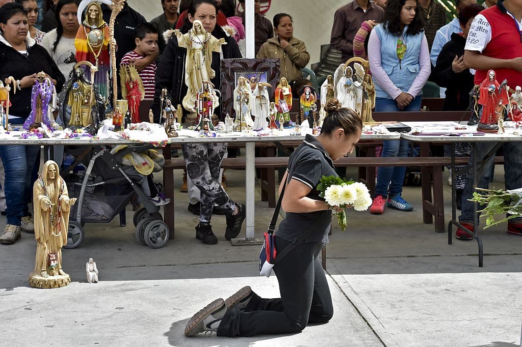 Como se hace con los santos, a la Muerte sus seguidores también le pueden pedir favores cotidianos, como tener suerte en algún trabajo, en el amor, que su negocio prospere y otras cosas positivas. Pero la realidad también es que otros más van más allá de esto y buscan objetivos negativos, como hacerle daño a una persona o cobrar venganza.