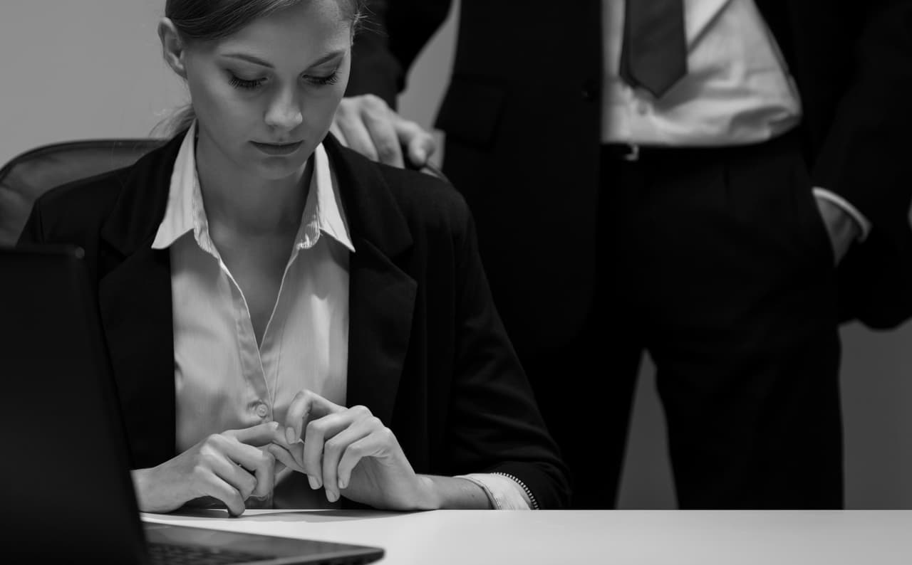 El acoso sexual es una forma de discriminación que viola el
<a href="https://www.eeoc.gov/laws/statutes/titlevii.cfm">Título VII del Civil Rights Act de 1964</a>, que se aplica a patronos con 15 o más empleados. El U.S Equal Employment Opportunity Commission lo define como
<b>avances sexuales mal recibidos, pedidos de favores sexuales y otras conductas verbales o física de naturaleza sexual</b>, cuando estas afectan, implícita o explícitamente el trabajo de un individuo, interfieren en su rendimiento en el trabajo o crean un ambiente de intimidación, hostil u ofensivo.