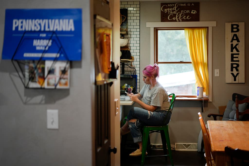 Heidi Priest mira su teléfono en su casa en Butler, Pensilvania, un 'estado péndulo' crucial en estas presidenciales.