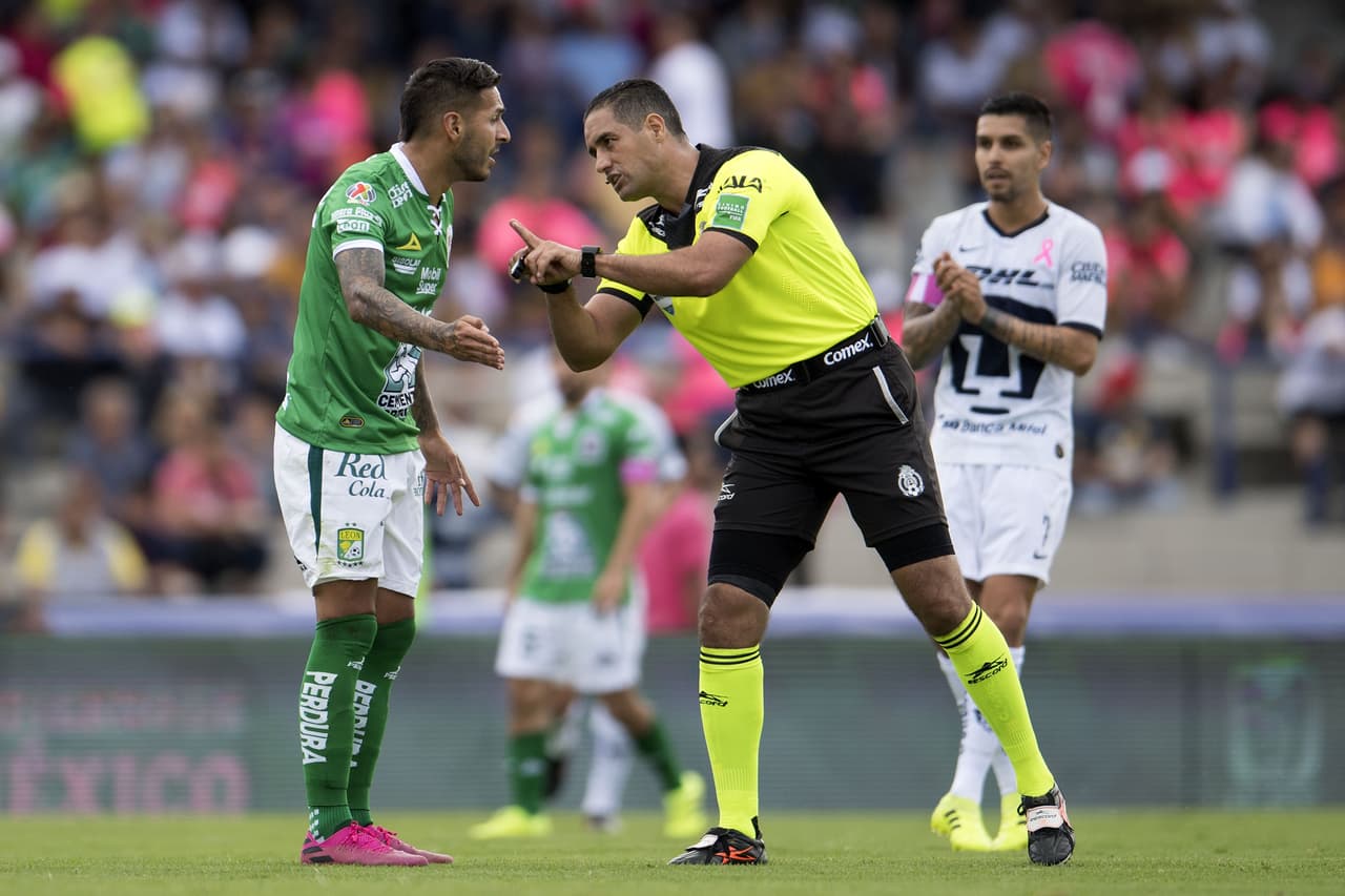 Pumas 1-2 León. Con goles de Macías y Tesillo, para La Fiera; por los locales descontó Carlos González.