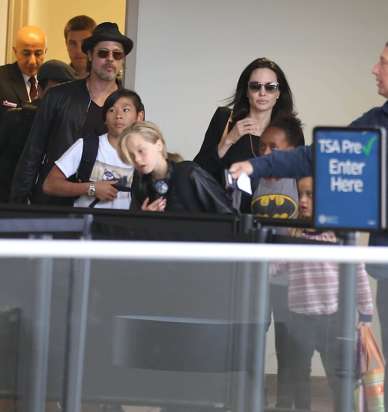 El famoso matrimonio arribó al aeropuerto de Los Ángeles en compañía de todos sus hijos, ¡son una linda familia!