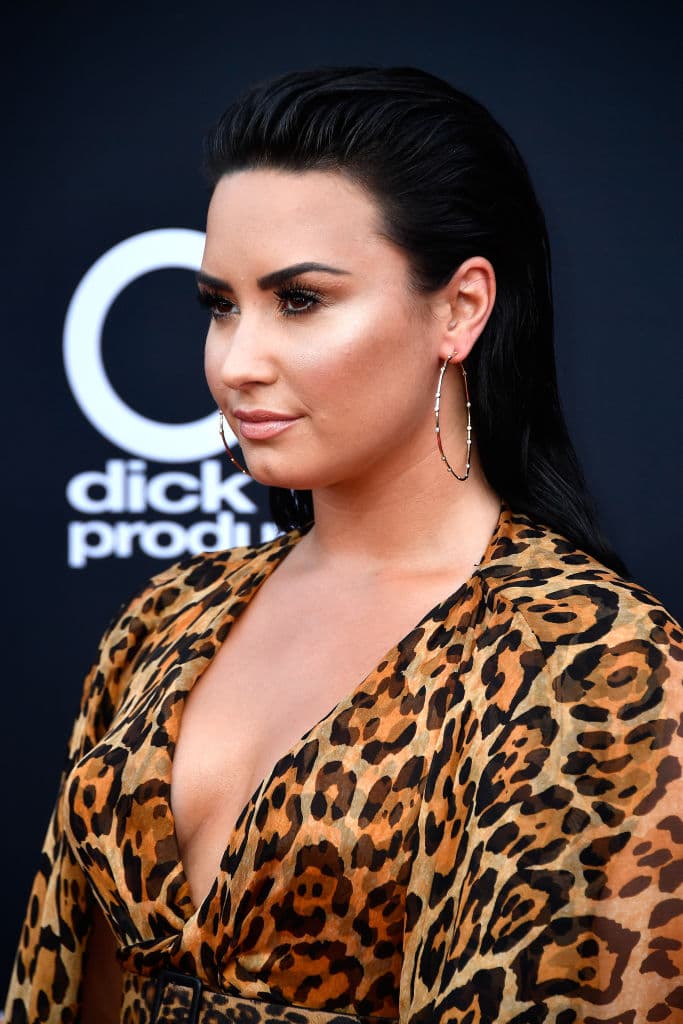 "
<b><a href="https://ew.com/music/demi-lovato-new-album-documentary-digital-cover/?utm_source=instagram&utm_medium=social&utm_campaign=entertainmentweekly_entertainmentweekly&utm_content=like2buy&utm_term=curalate_like2buy" target="_blank">Soy demasiado gay para casarme</a></b> con un hombre en este momento", soltó en la entrevista con Entertainment Weekly.
<br>